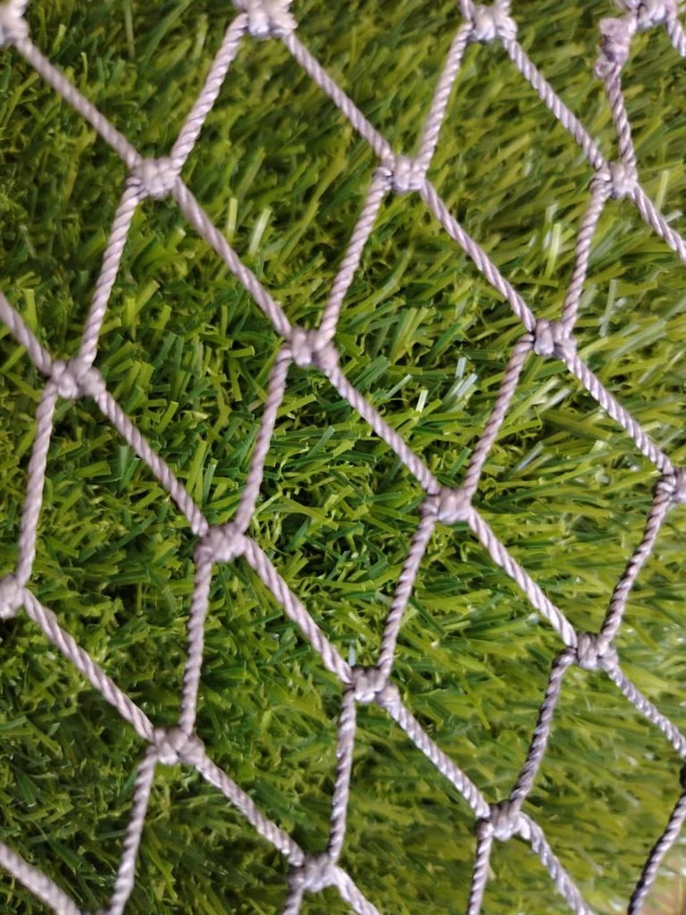 Malla sobre pasto